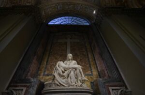 Nella Basilica di San Pietro torna a splendere la Pietà di Michelangelo