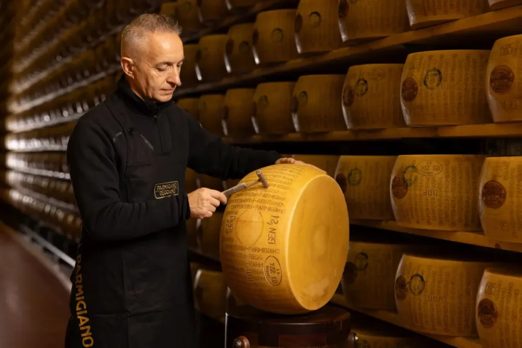 Parmigiano Reggiano, battitura al via per controllare la qualità