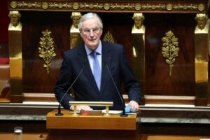 Passa la sfiducia, cade in Francia il governo Barnier. Macron si rivolgerà alla nazione