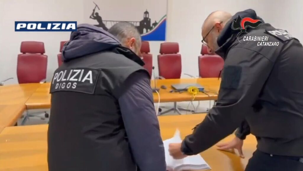 Catanzaro, otto misure cautelari per corruzione e concussione