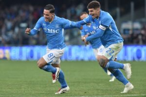 Il Napoli batte il Venezia 1-0 e ritrova la vetta