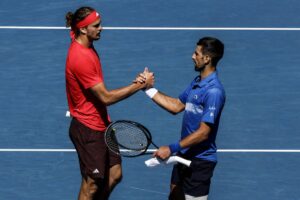 Djokovic si ritira dopo un set, Zverev in finale a Melbourne