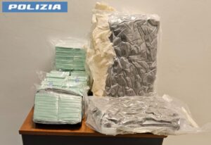 Pusher trovato con 11 Kg di droga in auto diretto a Pomezia, arrestato