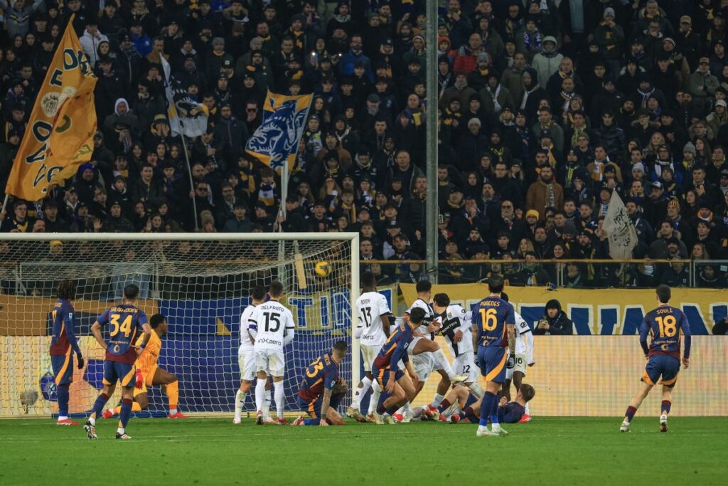 La Roma vince a Parma 1-0 con una magia di Soulè