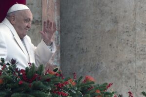 Papa, migliorano condizioni cliniche. Sospesa ventilazione non invasiva